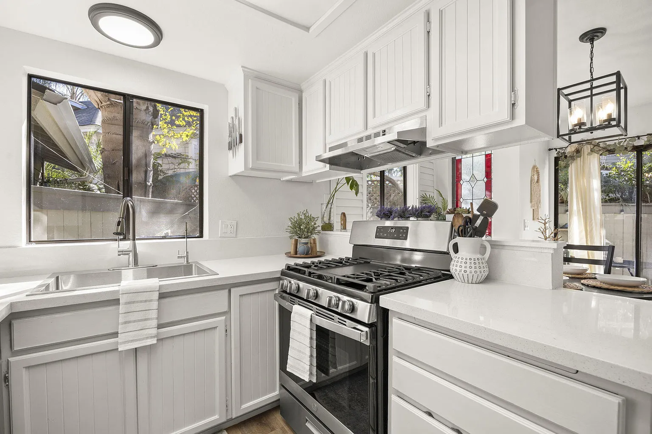 522 W Victoria St - Photo 7 of 13