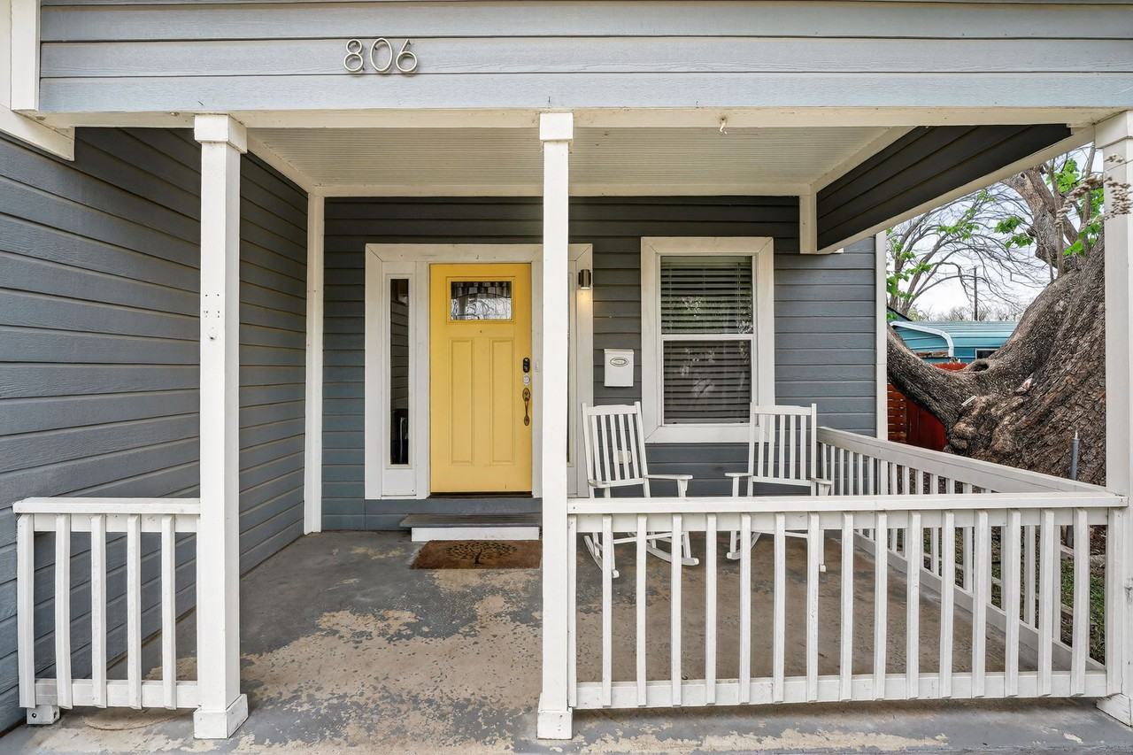 806 E 3rd St - Photo 3 of 25