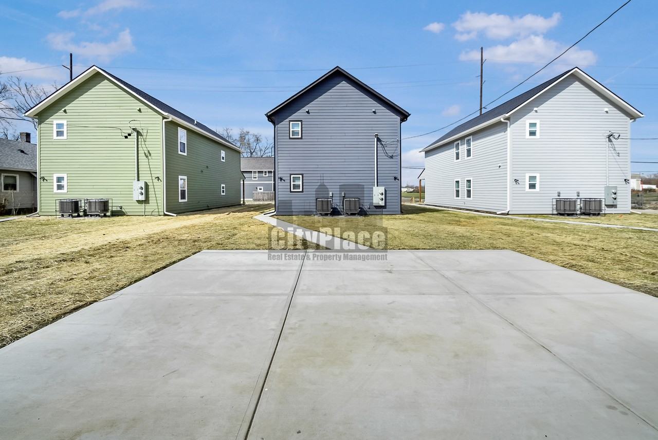 1135 W 21st St - Photo 5 of 19