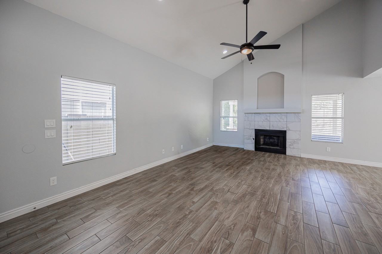 7542 W Cinnabar Ave - Photo 4 of 26