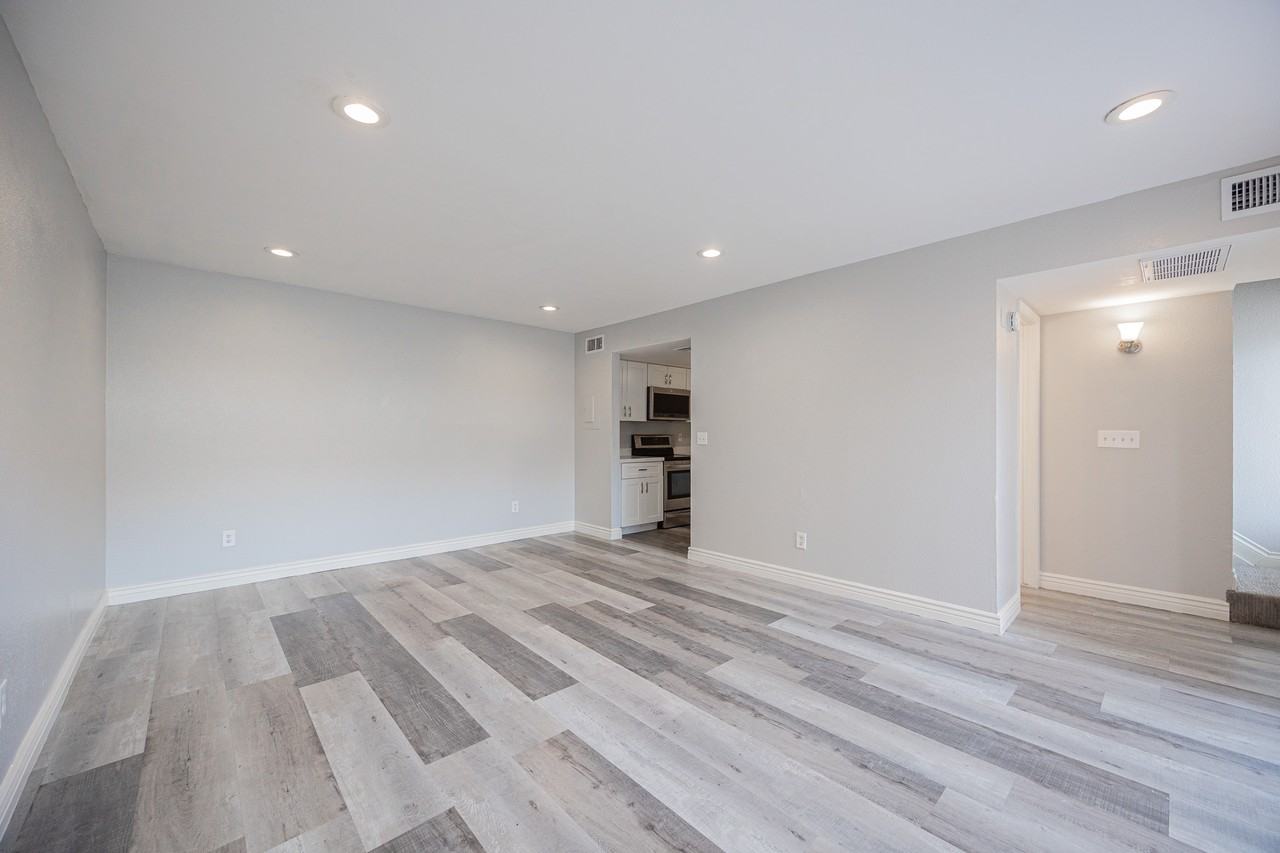 2674 N 43rd Ave #C - Photo 4 of 17
