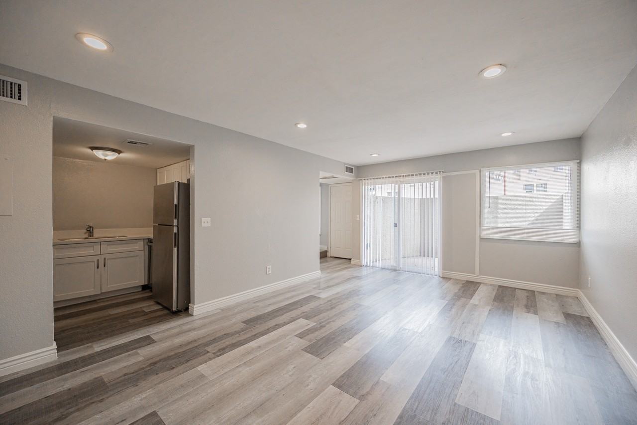 2674 N 43rd Ave #C - Photo 5 of 17