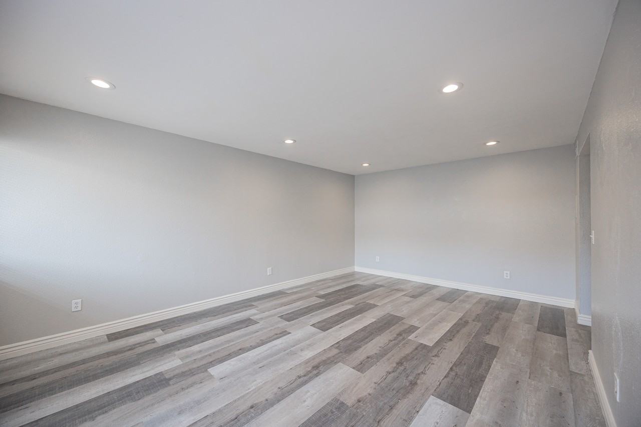 2674 N 43rd Ave #C - Photo 6 of 17