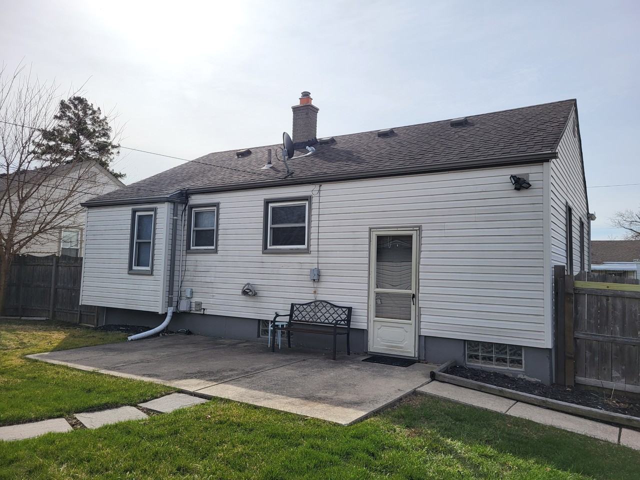 832 Hudson St - Photo 5 of 20