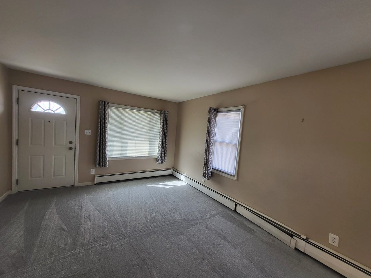 832 Hudson St - Photo 6 of 20