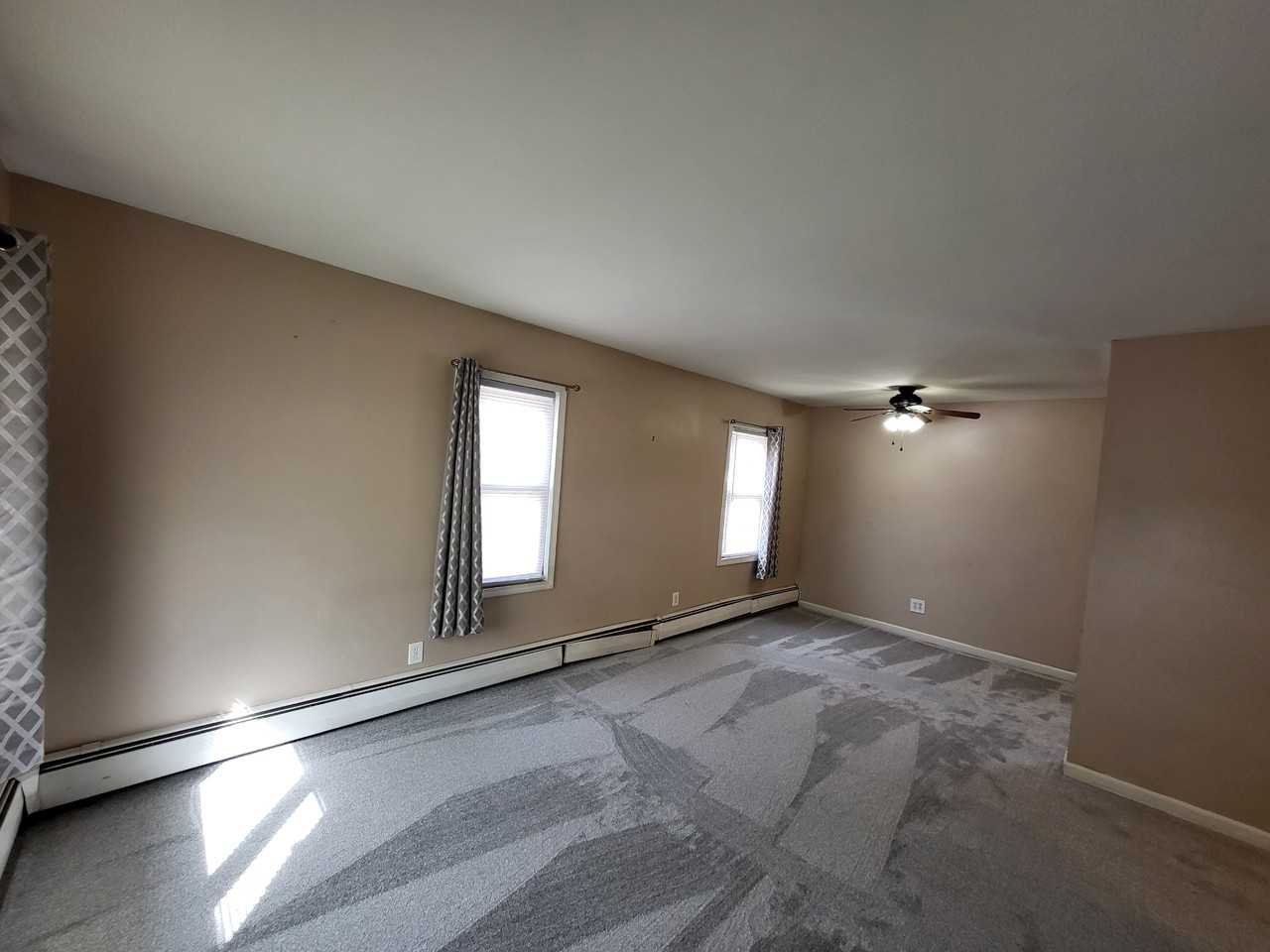 832 Hudson St - Photo 7 of 20