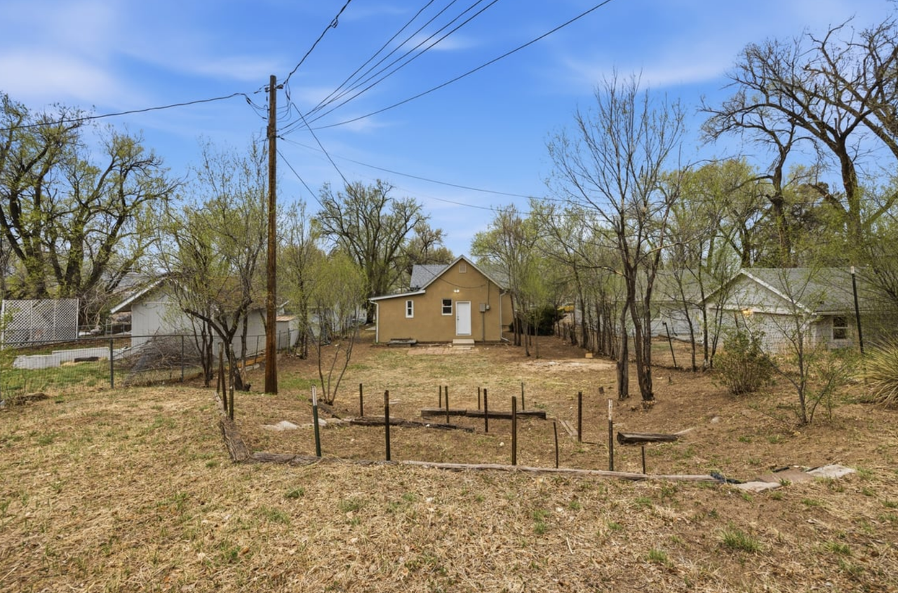 911 S El Paso St - Photo 5 of 20