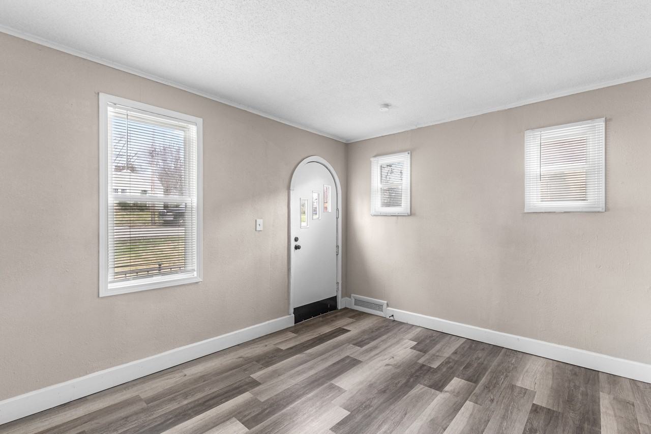 9835 Jeffrey Dr - Photo 3 of 24