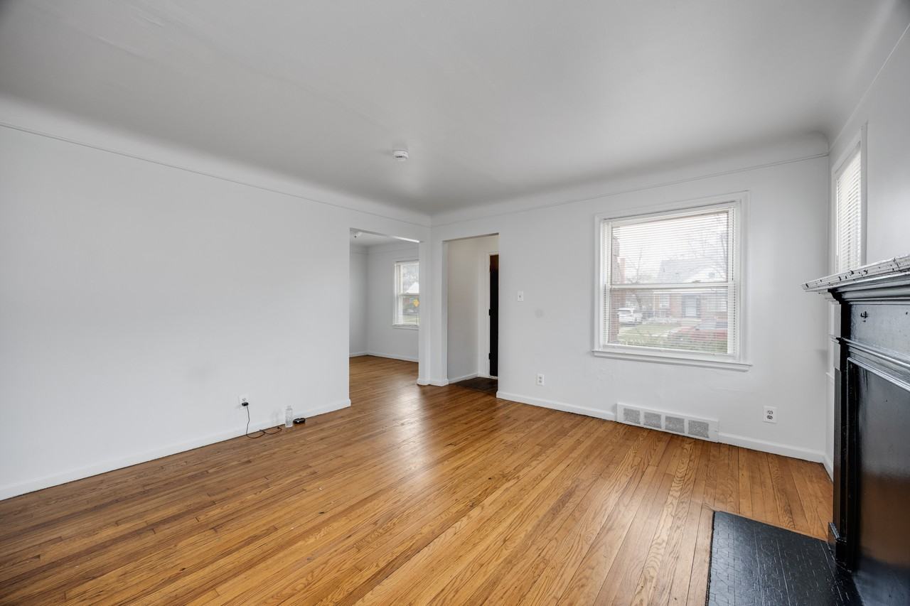 15344 Stout St - Photo 4 of 19