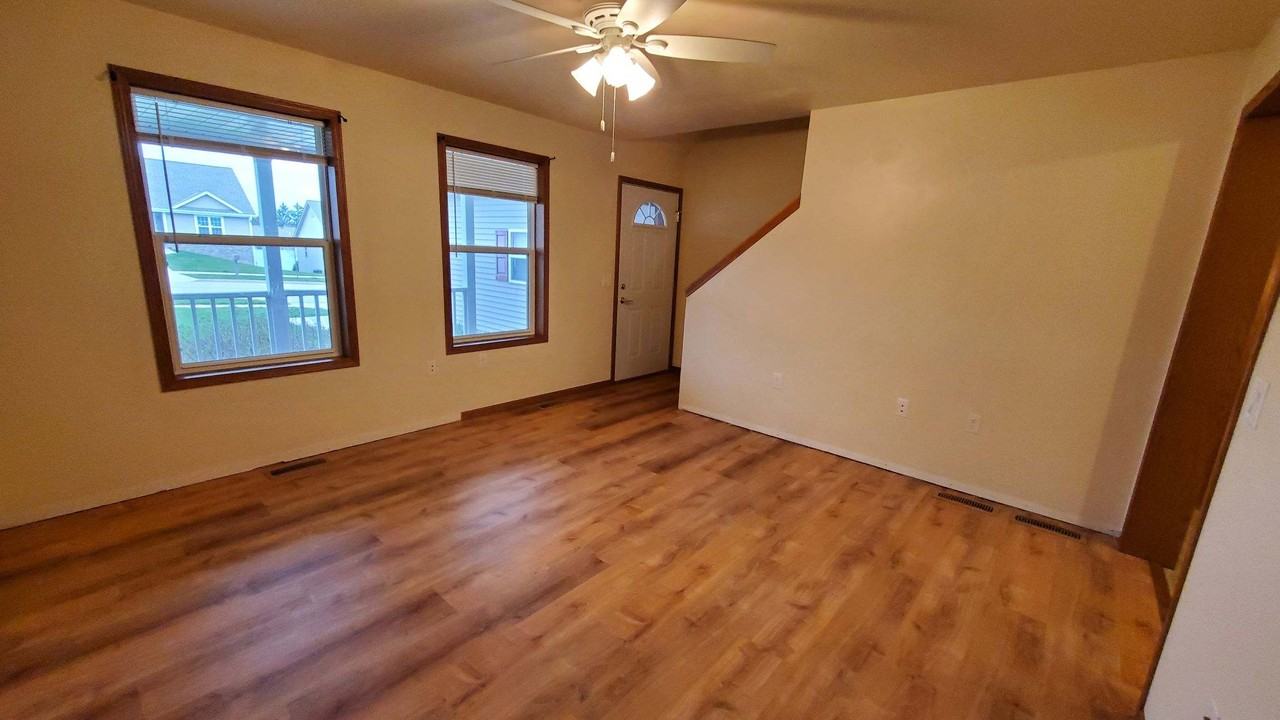 2425 Parkfield Dr - Photo 2 of 22