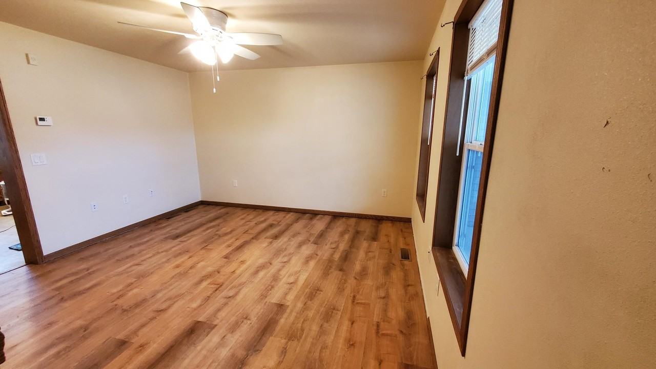 2425 Parkfield Dr - Photo 3 of 22