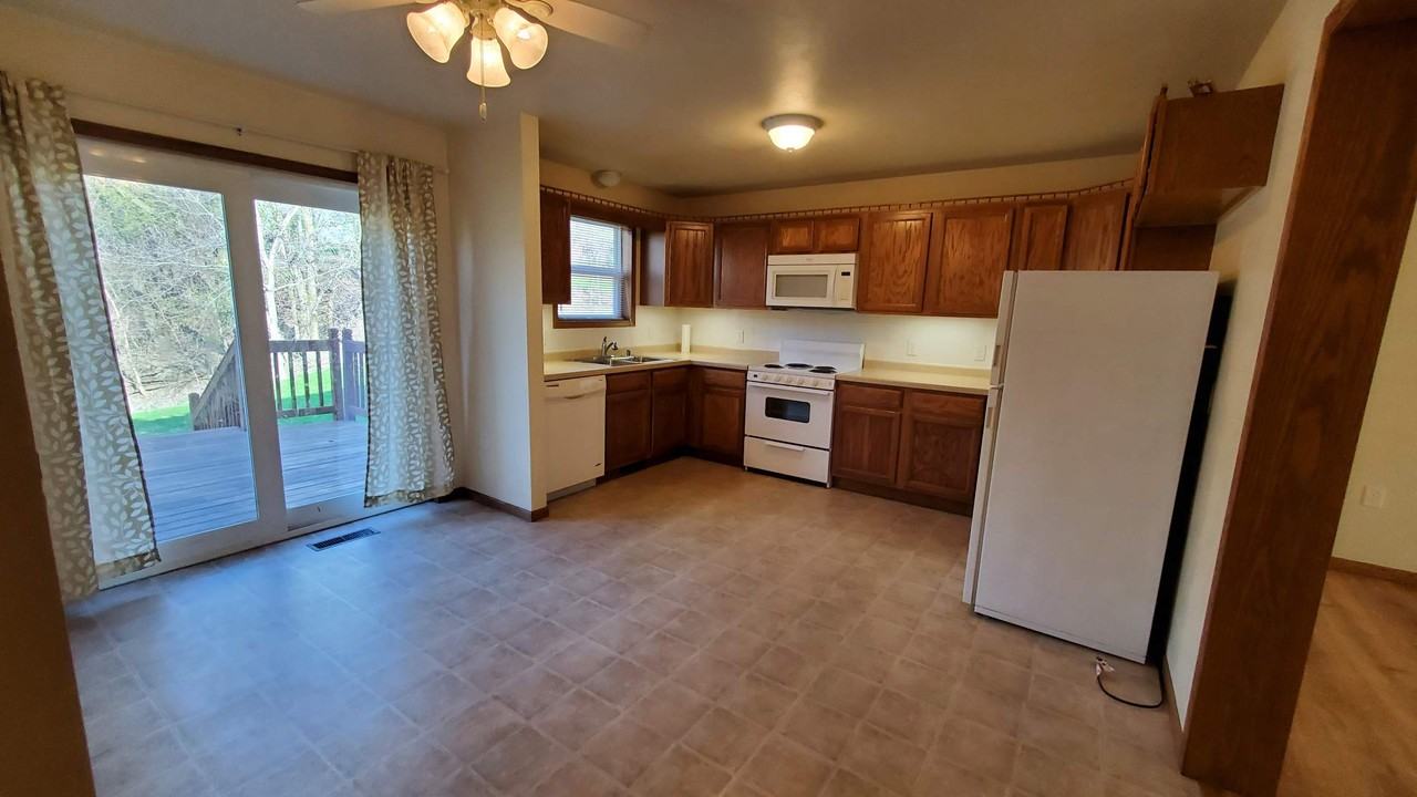 2425 Parkfield Dr - Photo 4 of 22