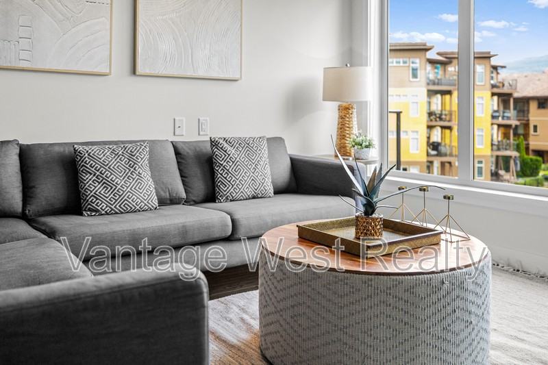 4098 Pritchard Dr N - Photo 4 of 44