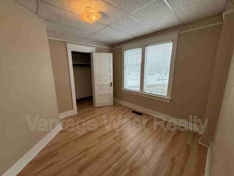 102 Winnipeg St - Photo 4 of 7