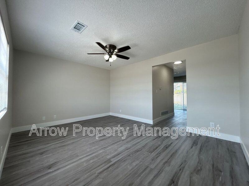 1320 S Jackson St - Photo 3 of 14