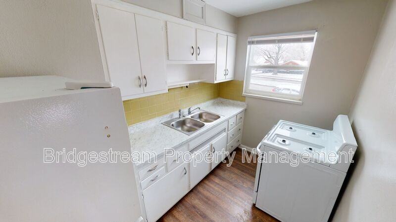 619 Gainsborough Rd #4 - Photo 2 of 9