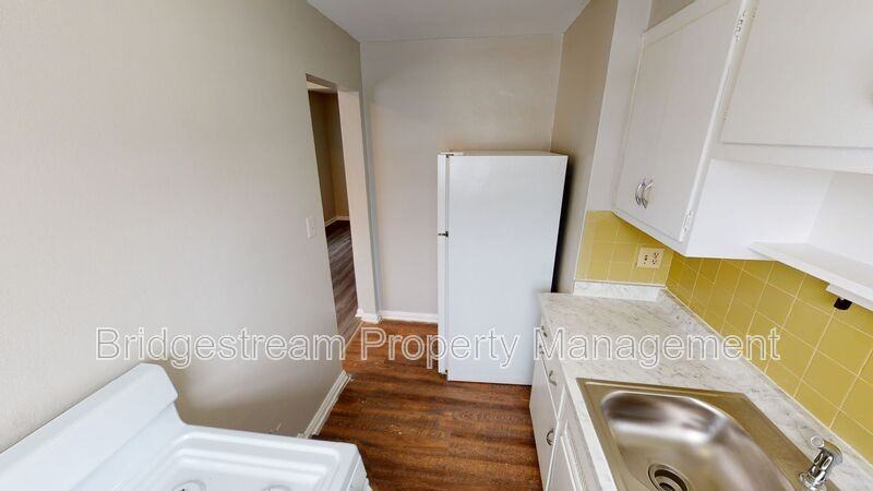 619 Gainsborough Rd #4 - Photo 3 of 9