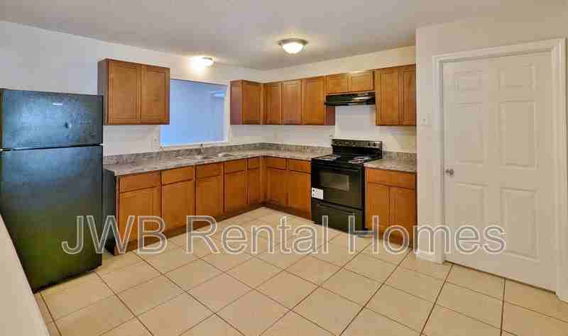 1674 Rowe Ave - Photo 3 of 11