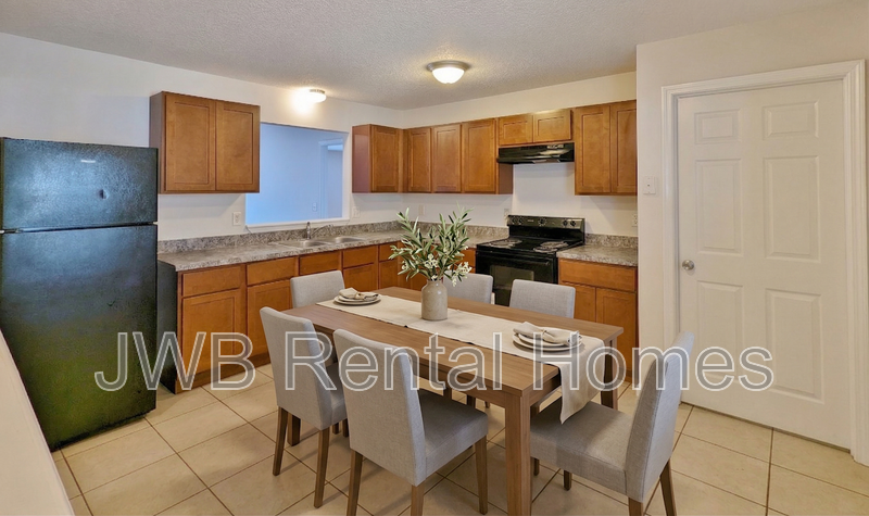 1674 Rowe Ave - Photo 4 of 11