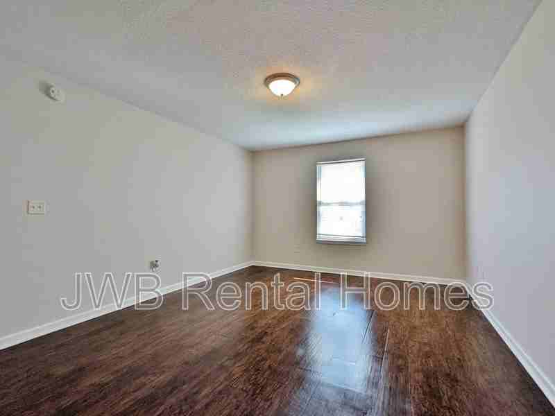 1674 Rowe Ave - Photo 7 of 11