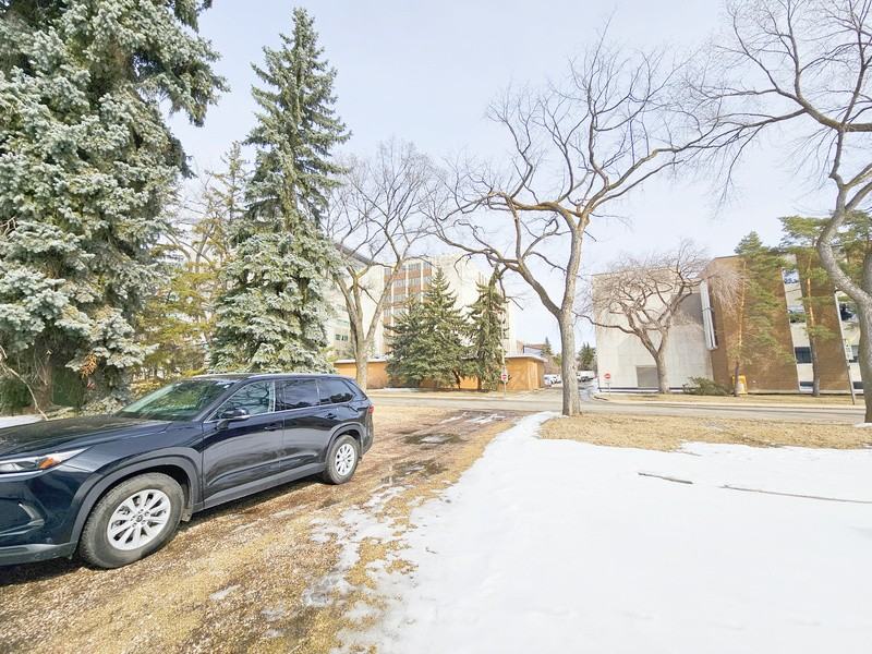 8928 116 St Nw - Photo 4 of 22