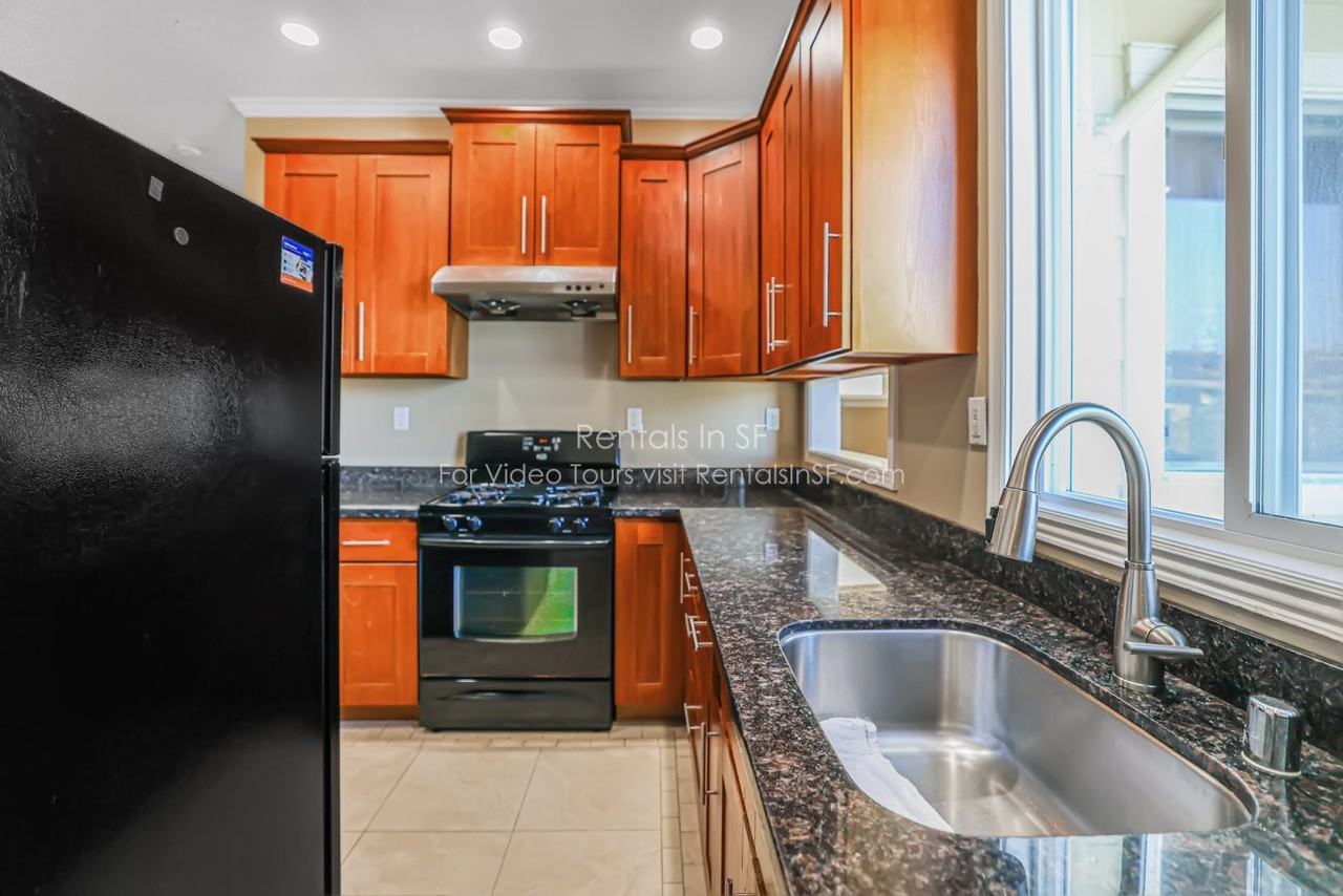 1571 Mckinnon Ave - Photo 6 of 15