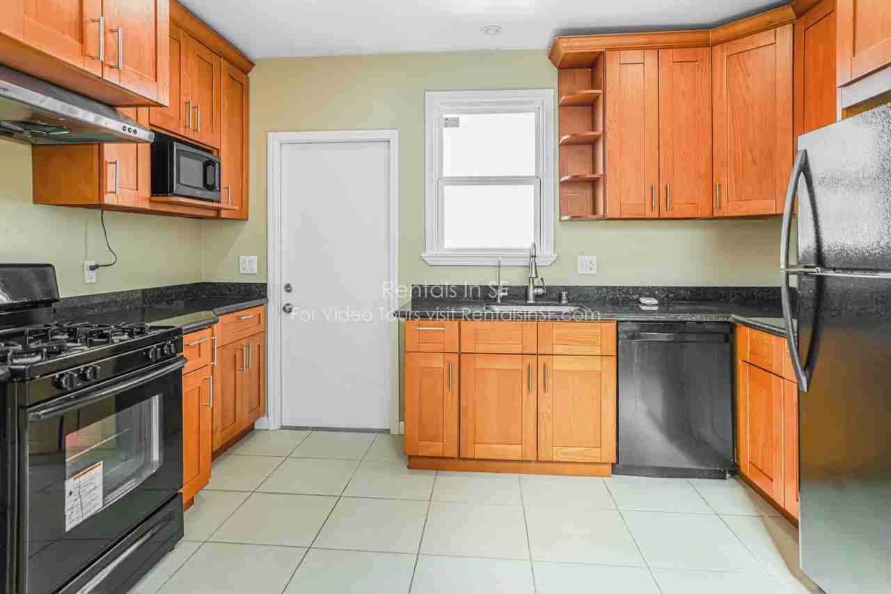 1573 Mckinnon Ave - Photo 2 of 17