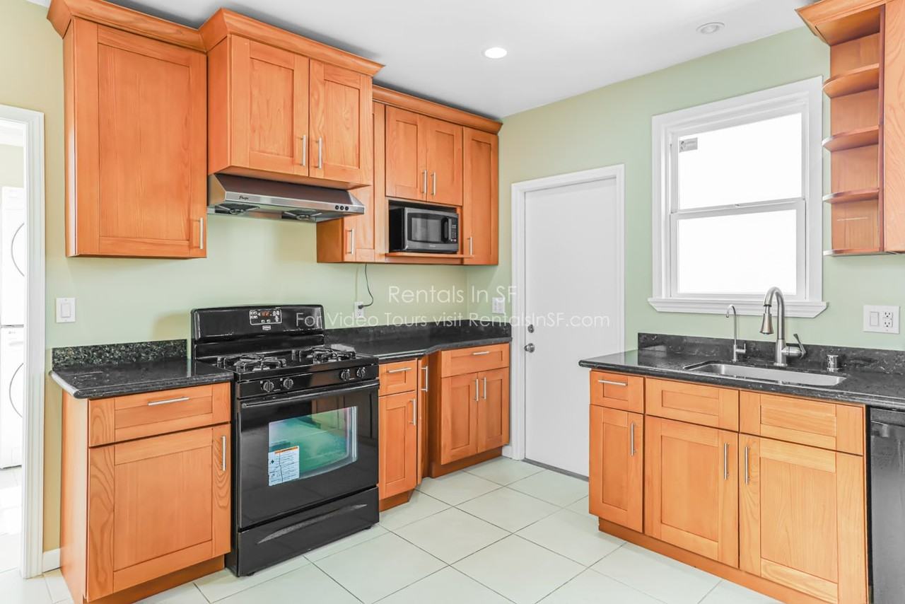 1573 Mckinnon Ave - Photo 4 of 17
