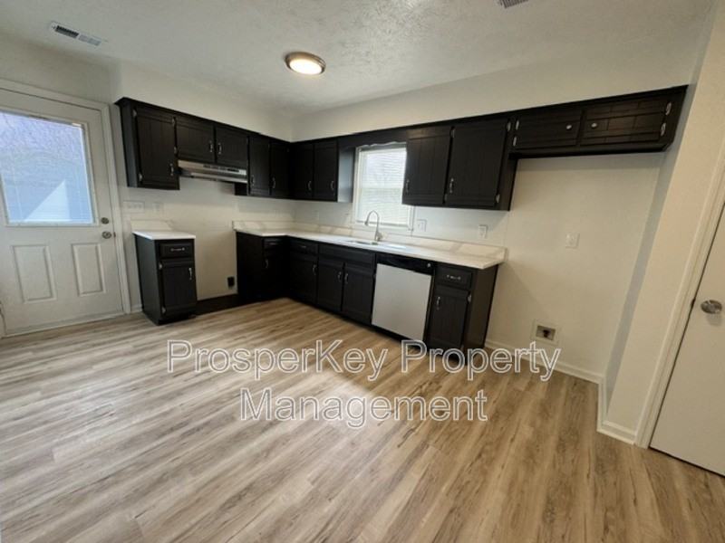 303 Lee Rd - Photo 4 of 11