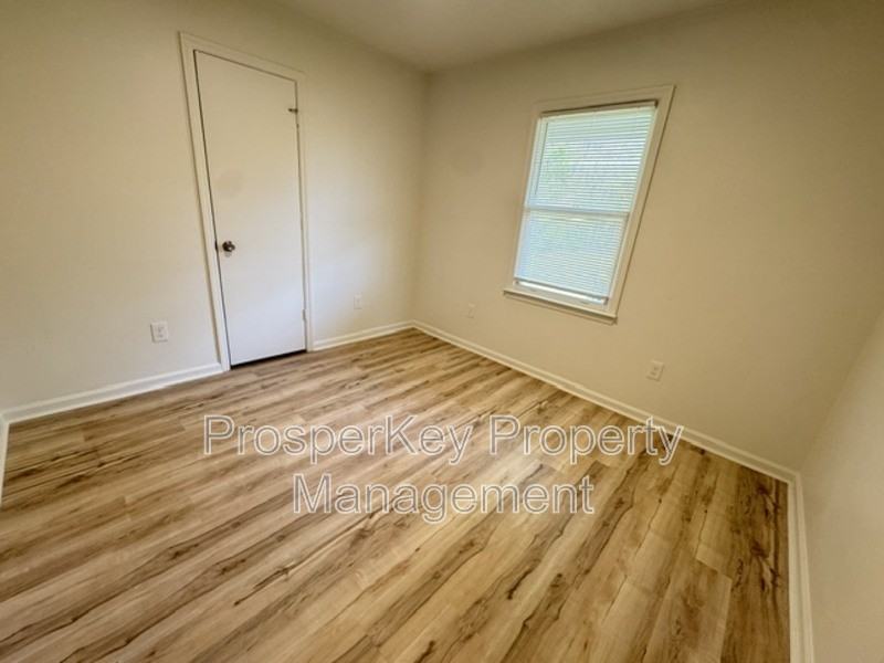 303 Lee Rd - Photo 5 of 11