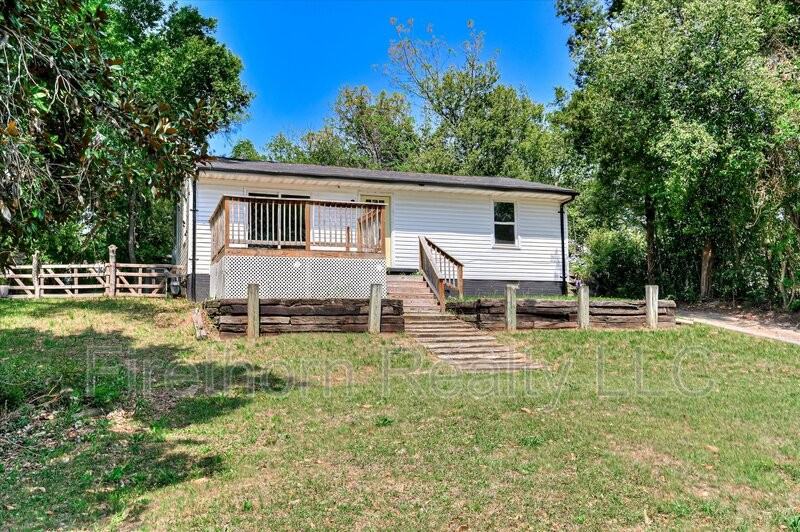 1026 Weston St - Photo 2 of 19