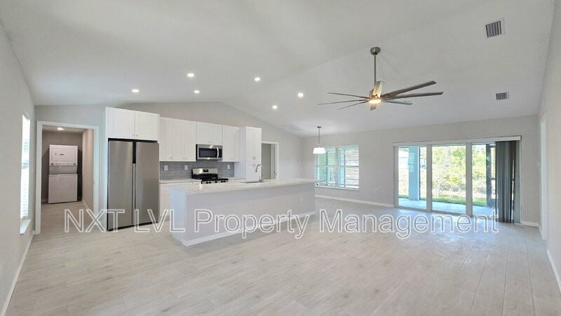 423 Ne 31st St - Photo 2 of 24