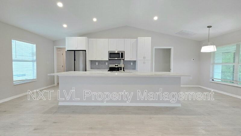 423 Ne 31st St - Photo 3 of 24