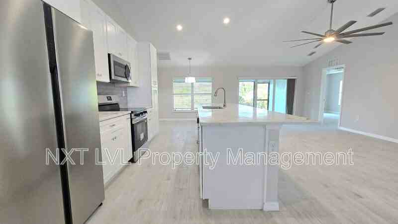 423 Ne 31st St - Photo 4 of 24