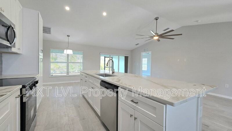 423 Ne 31st St - Photo 5 of 24