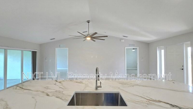 423 Ne 31st St - Photo 6 of 24