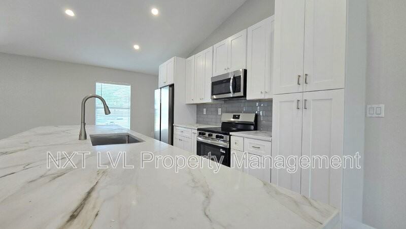 423 Ne 31st St - Photo 7 of 24