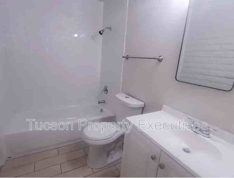 319 E Blacklidge Dr - Photo 3 of 11