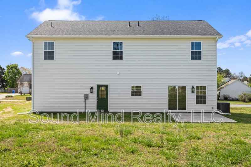 204 Landmark Dr - Photo 2 of 35