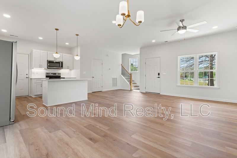 204 Landmark Dr - Photo 5 of 35