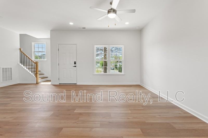204 Landmark Dr - Photo 6 of 35