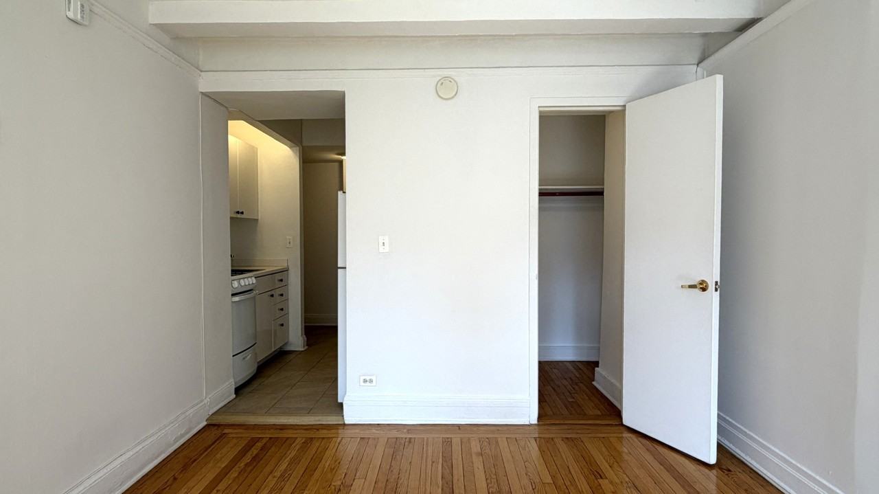 E 39th St #505 - Photo 5 of 12