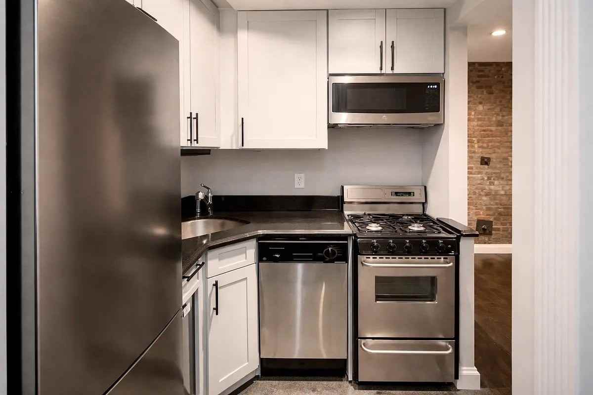 E 50th St #2B - Photo 3 of 4