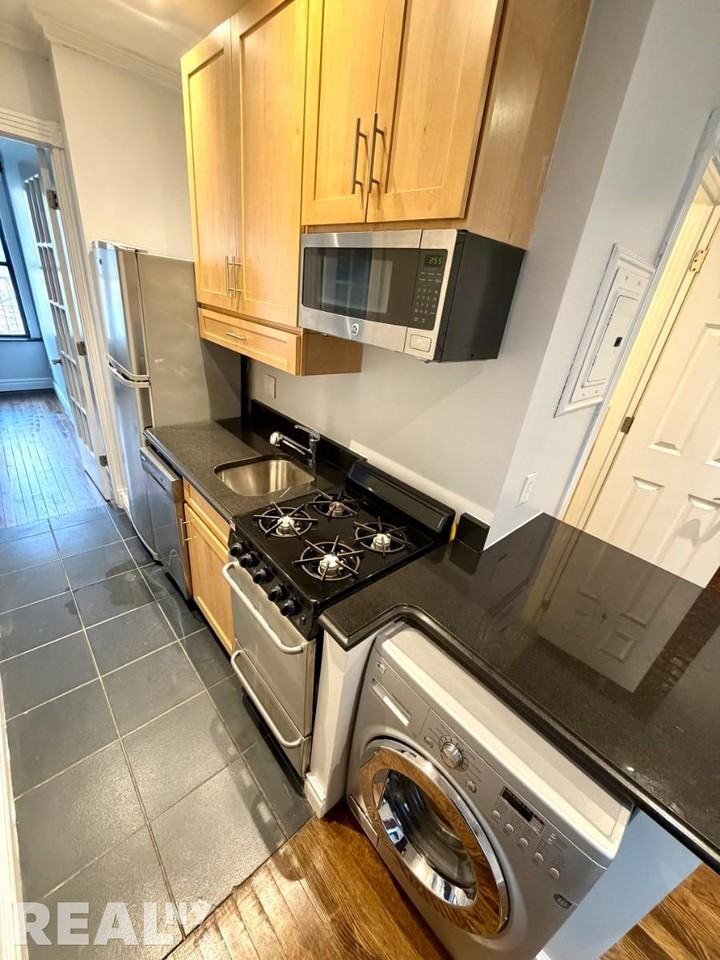 E 13th St #3A - Photo 5 of 6