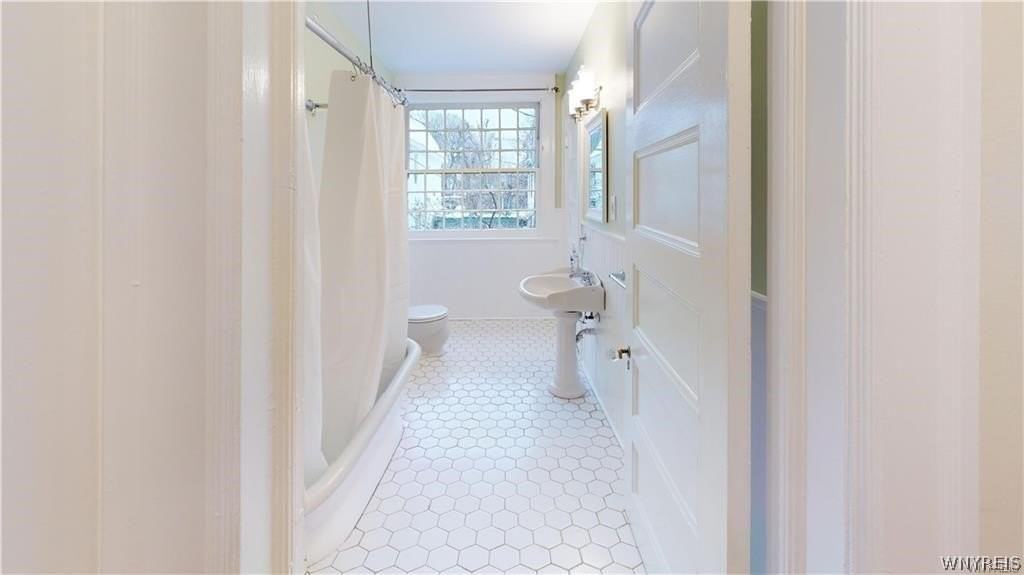 222 Norwood Ave - Photo 6 of 11