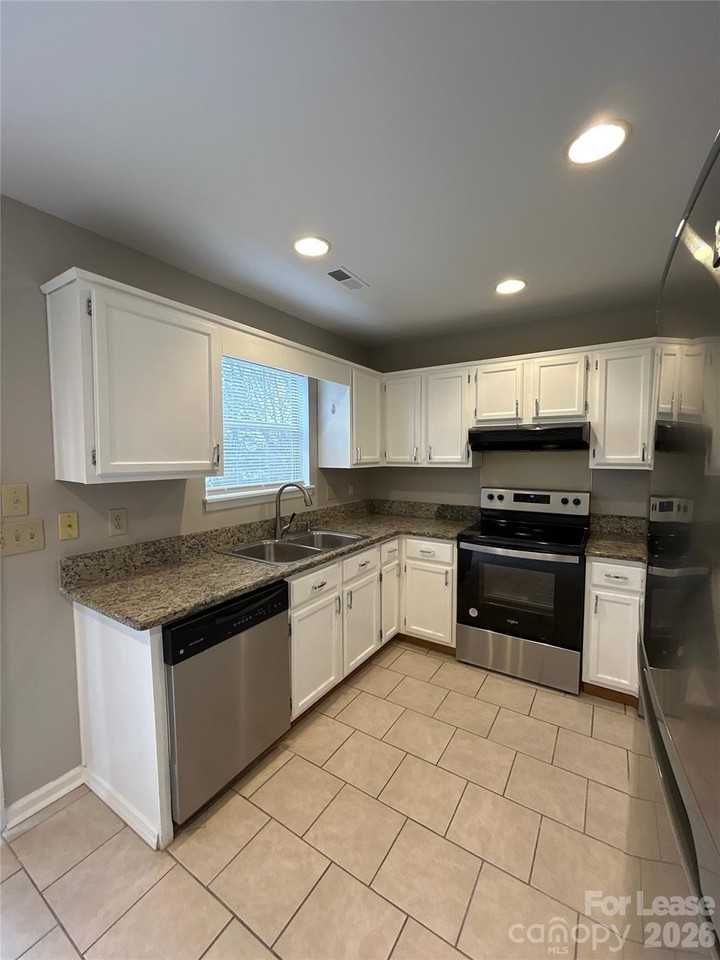 3805 Rosedown Dr - Photo 7 of 25