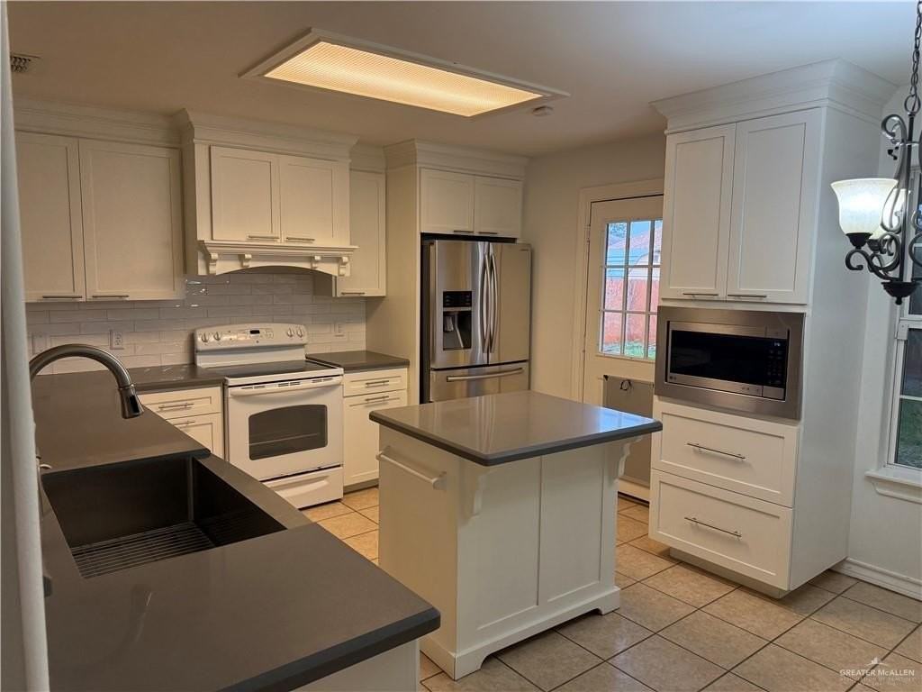 3836 Frontier Dr - Photo 4 of 25