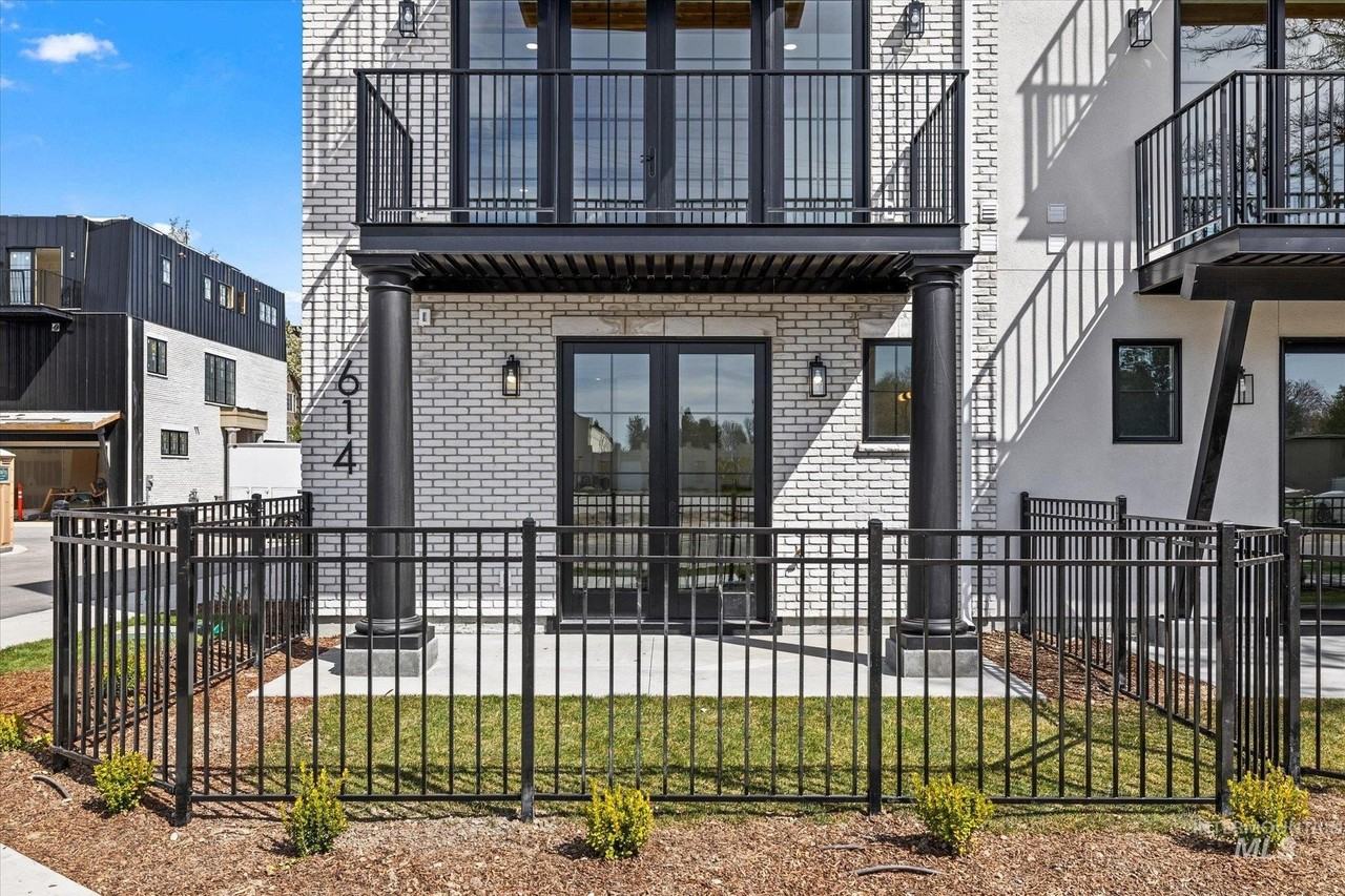 614 N Avenue H Ave - Photo 4 of 48