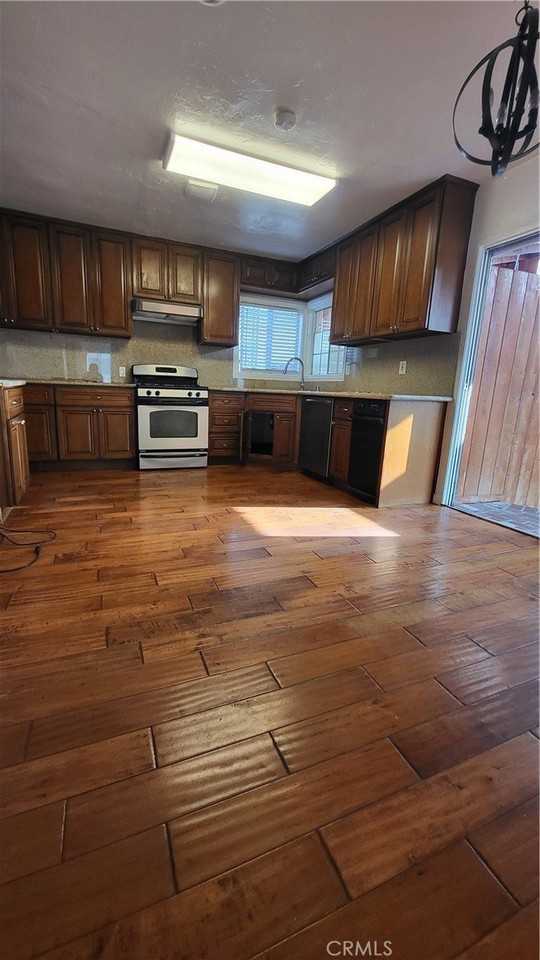 15216 Arcturus Ave - Photo 2 of 7