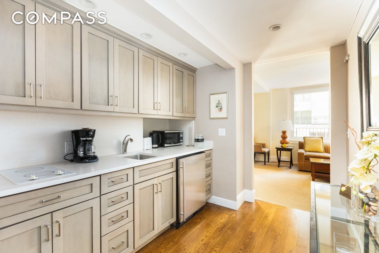 111 E 56th St #1705 - Photo 6 of 11